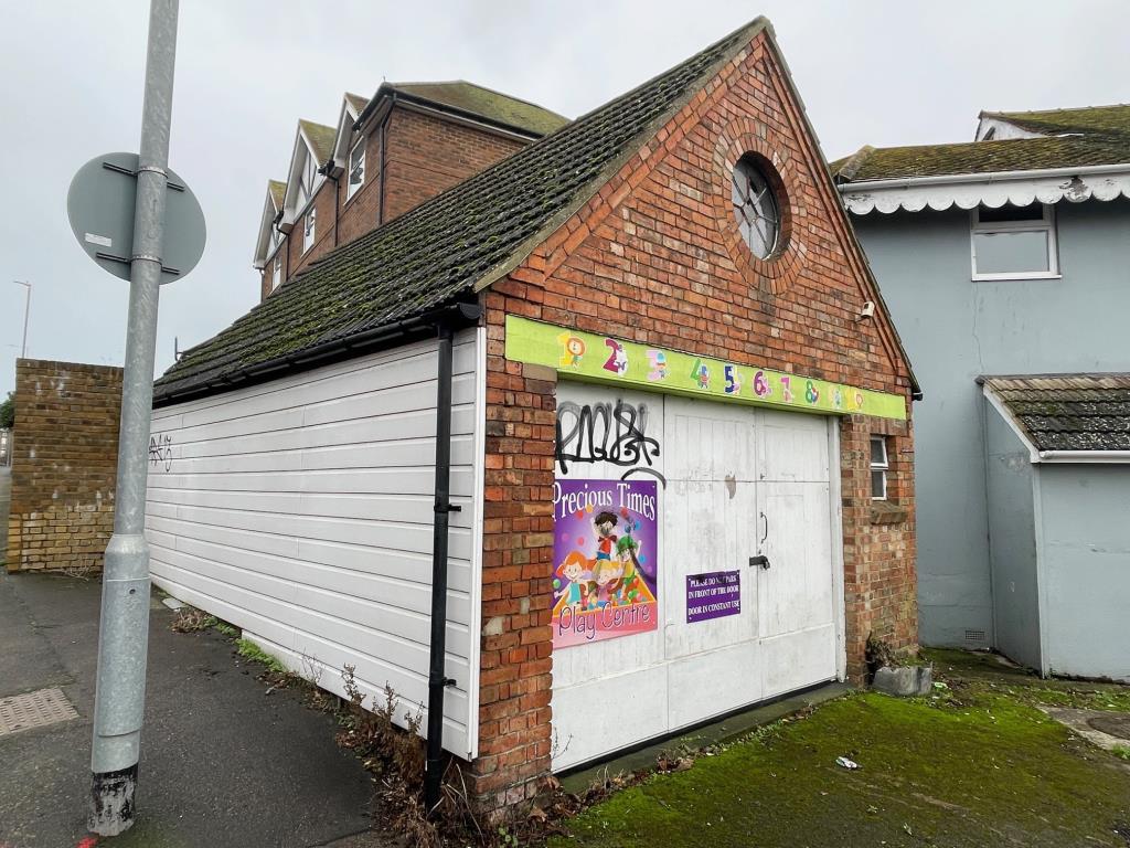 Lot: 80 - COMMERCIAL PREMISES WITH FOUR-BEDROOM MAISONETTE IN PROMINENT POSITION - the garage
